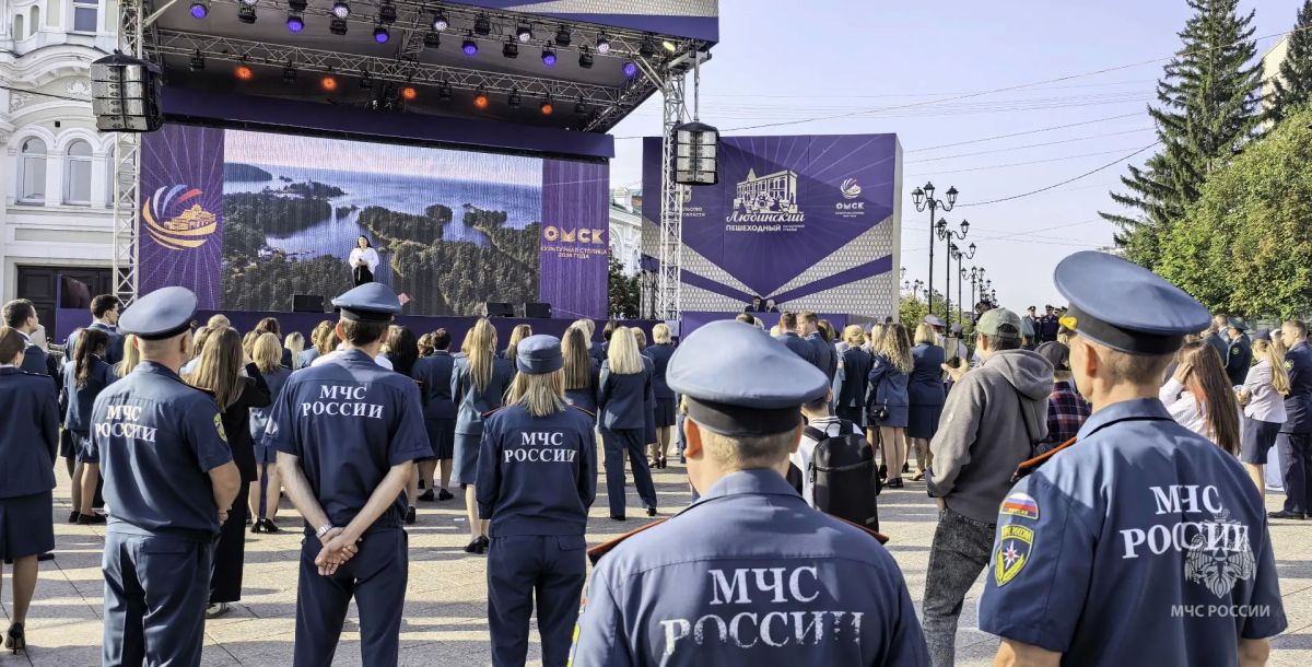 Сотрудники МЧС России приняли участие в торжественных мероприятиях, посвящённых Дню Государственного флага Российской Федерации Сотрудники МЧС России приняли участие в торжественных мероприятиях, посвящённых Дню Государственного флага Российской Федерации