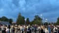 Даже сумерки не помешали мастерам продемонстрировать лучшие райдерские трюки на мобильном фристайл-парке Смотрим, как зрелищно это было!