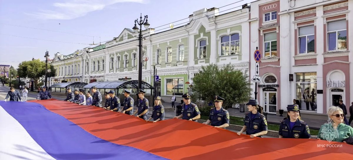 Сотрудники МЧС России приняли участие в торжественных мероприятиях, посвящённых Дню Государственного флага Российской Федерации Сотрудники МЧС России приняли участие в торжественных мероприятиях, посвящённых Дню Государственного флага Российской Федерации