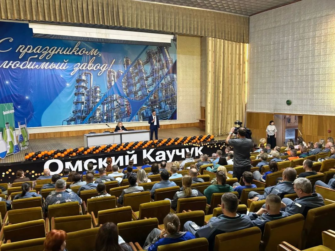 На площадке АО «Омский каучук» депутат Госдумы (Единая Россия) Игорь Антропенко встретился с сотрудниками предприятий ГК «Титан»