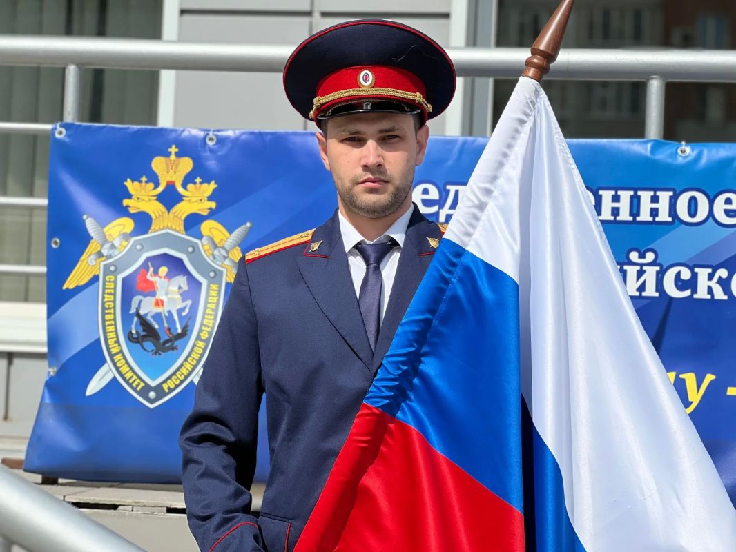 Офицеры следственного управления развернули знамена в честь Дня Государственного флага Российской Федерации Офицеры следственного управления развернули знамена в честь Дня Государственного флага Российской Федерации