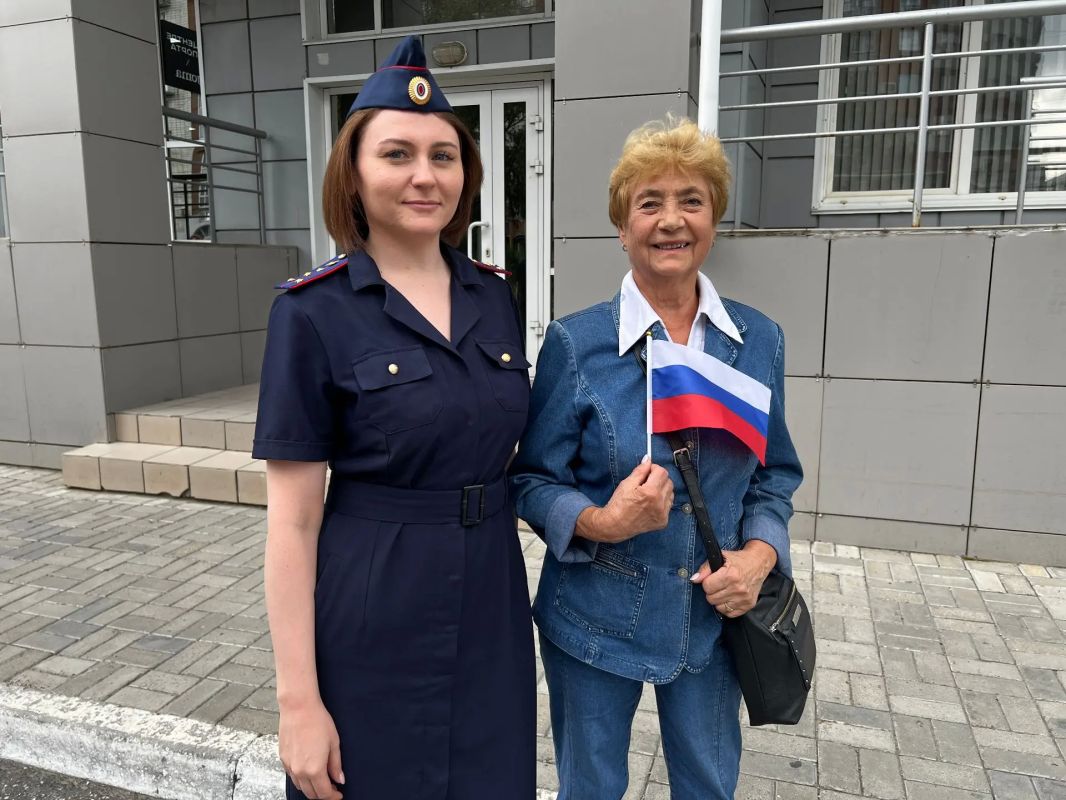 Офицеры следственного управления развернули знамена в честь Дня Государственного флага Российской Федерации Офицеры следственного управления развернули знамена в честь Дня Государственного флага Российской Федерации
