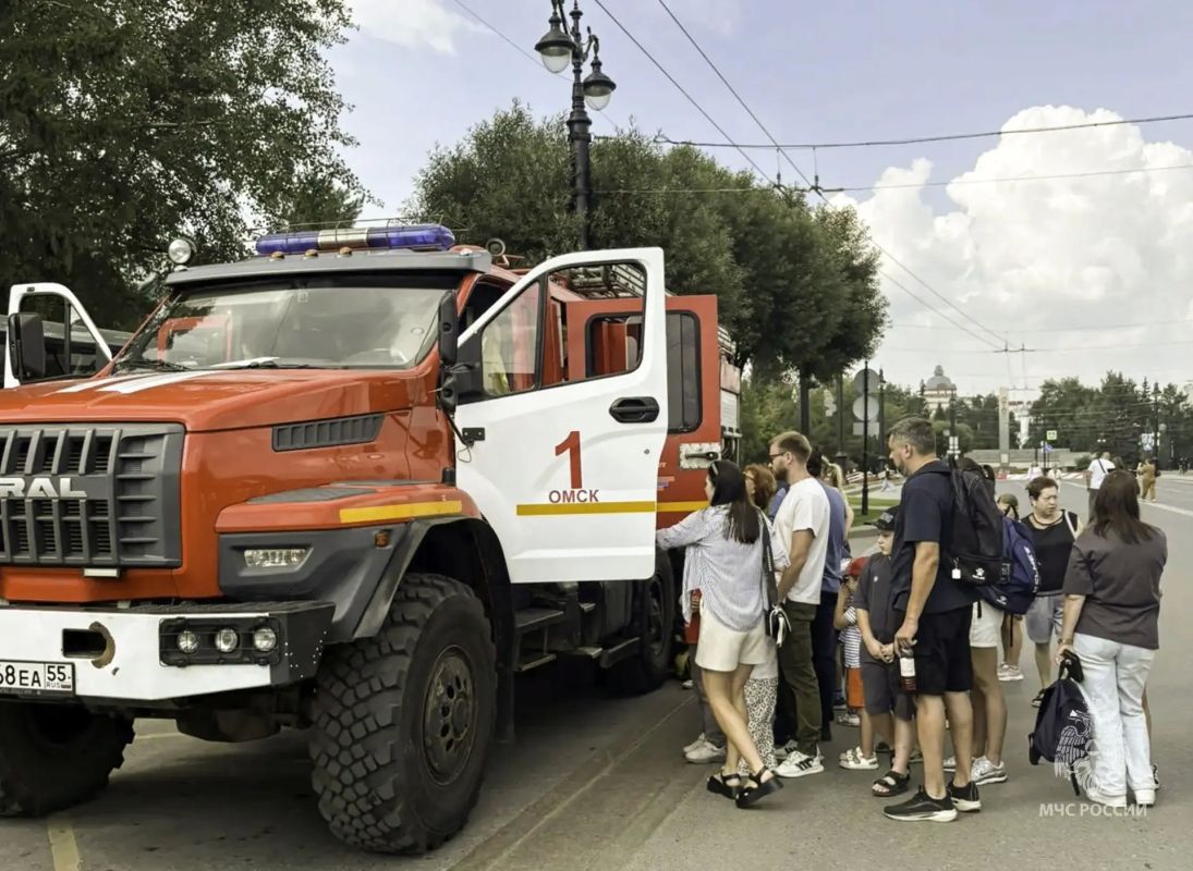 Сотрудники МЧС России приняли участие в торжественных мероприятиях, посвящённых Дню Государственного флага Российской Федерации Сотрудники МЧС России приняли участие в торжественных мероприятиях, посвящённых Дню Государственного флага Российской Федерации