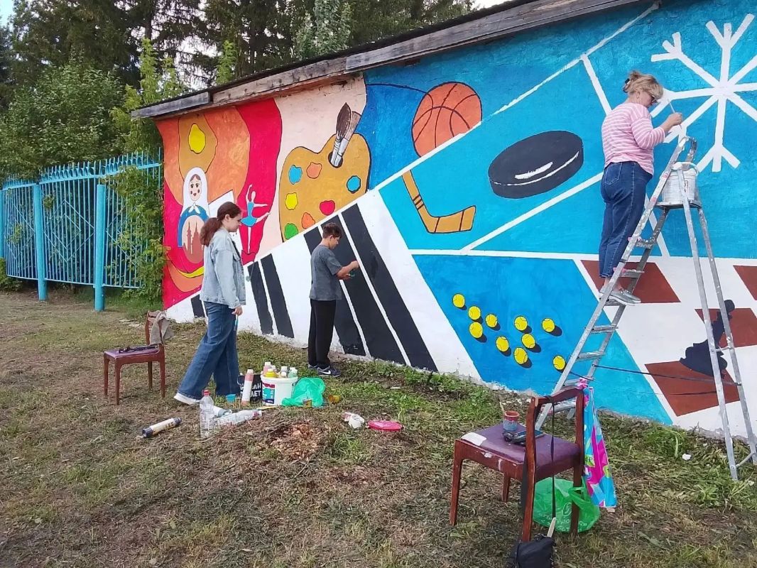 Юные художники в Большеречье создают оригинальный мурал на школьных гаражах Юные художники в Большеречье создают оригинальный мурал на школьных гаражах