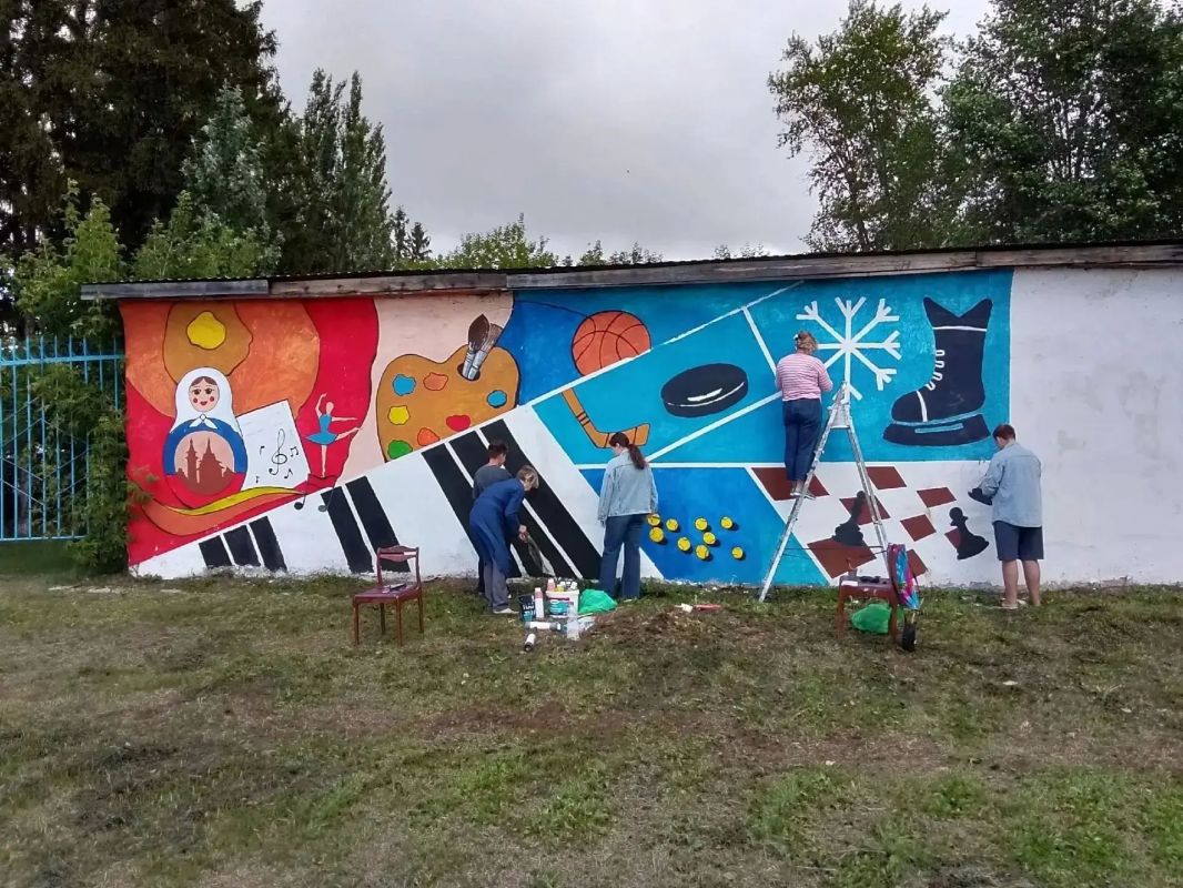Юные художники в Большеречье создают оригинальный мурал на школьных гаражах Юные художники в Большеречье создают оригинальный мурал на школьных гаражах