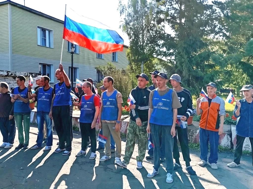 Празднование Дня Государственного флага РФ: познавательные игры, творчество и гордость за Родину Празднование Дня Государственного флага РФ: познавательные игры, творчество и гордость за Родину