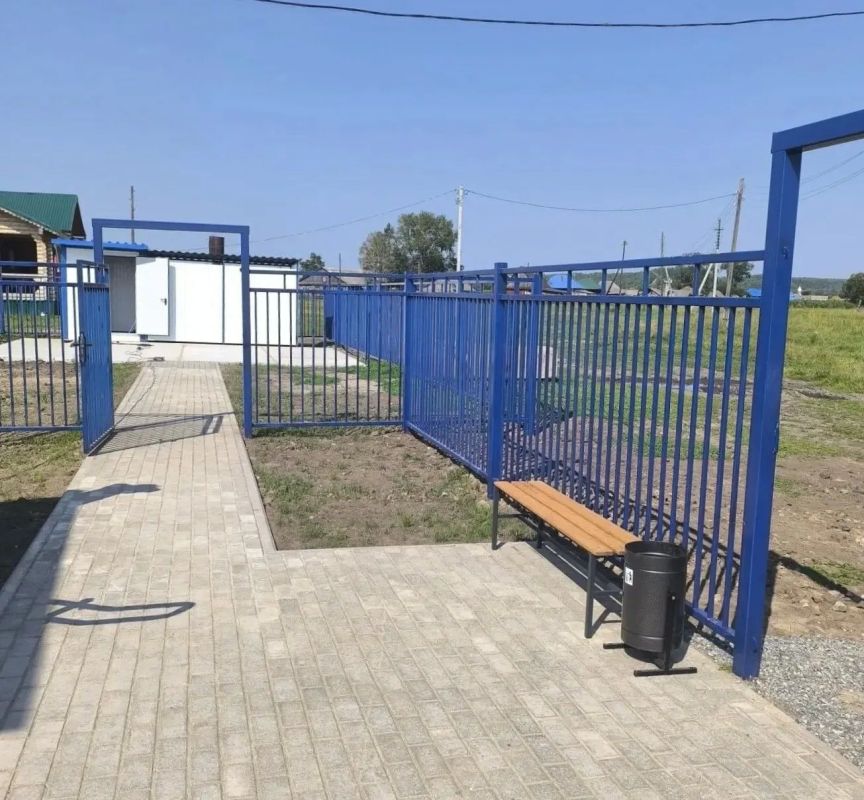 В Усть Ишимском районе завершено благоустройство территории вокруг новых ФАпов