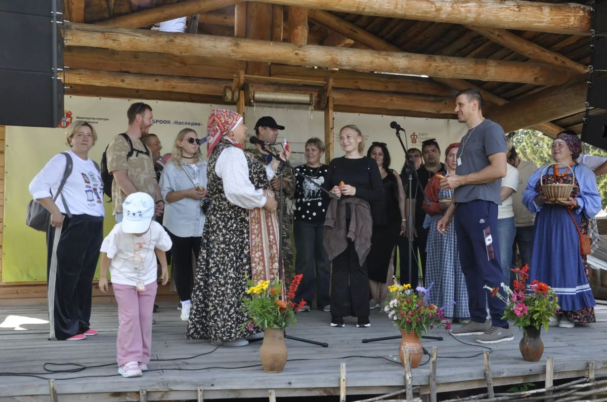 Более 800 гостей, народные забавы, чай с медом и пироги с яблоками Более 800 гостей, народные забавы, чай с медом и пироги с яблоками