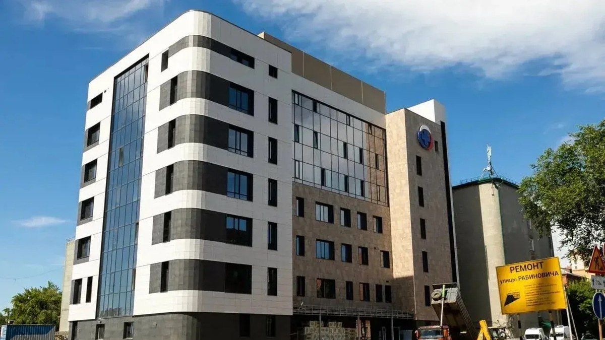 Парковку у новой омской больницы отремонтируют со скидкой