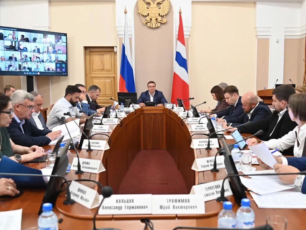 Виталий Хоценко: Провели оперативное совещание с региональным Правительством, министрами, руководителями ведомств и главами муниципальных образований.