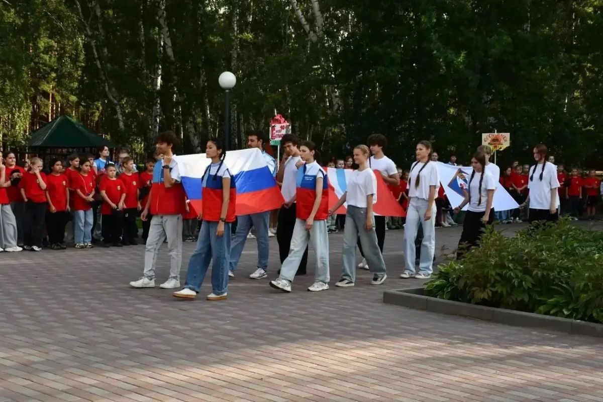 Более 300 юных омичей пробуют себя в роли пожарных и спасателей на профильной смене «#Я-пожарный» Более 300 юных омичей пробуют себя в роли пожарных и спасателей на профильной смене «#Я-пожарный»