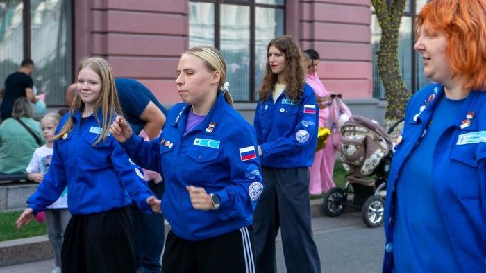 В Омске бойцы трудовых отрядов подростков отметили День Государственного флага В Омске бойцы трудовых отрядов подростков отметили День Государственного флага