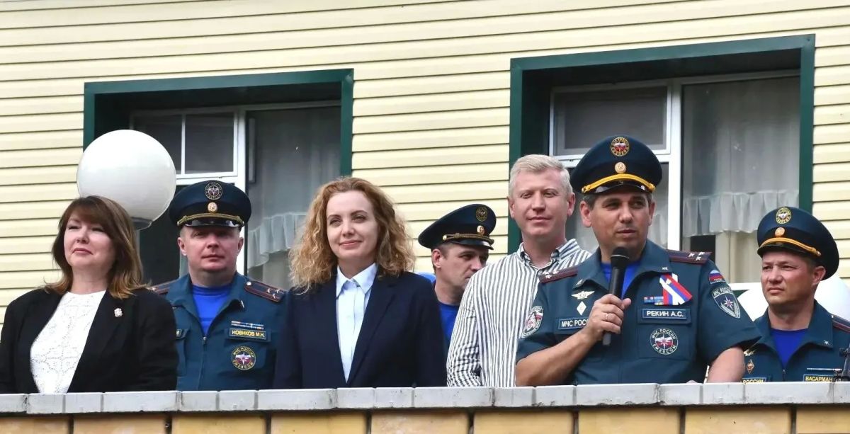Более 300 юных омичей пробуют себя в роли пожарных и спасателей на профильной смене «#Я-пожарный» Более 300 юных омичей пробуют себя в роли пожарных и спасателей на профильной смене «#Я-пожарный»