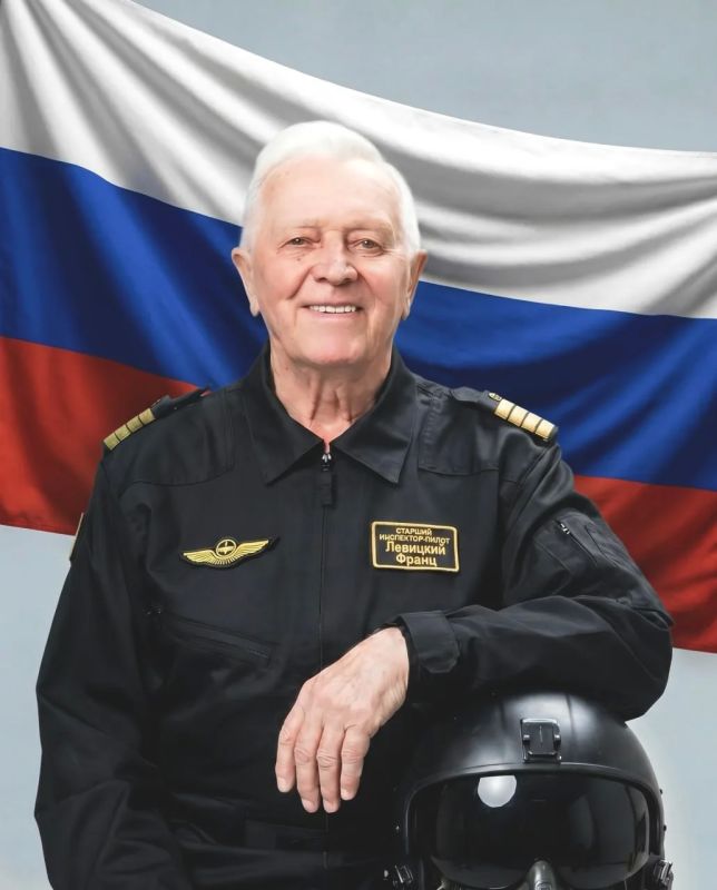 Старший инспектор пилот-инструктор АО «ЮТэйр – Вертолётные услуги» Франц Левицкий удостоен звания Героя Труда России