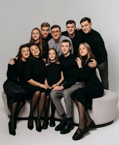 Две многодетные семьи из Омской области получили орден «Родительская слава»