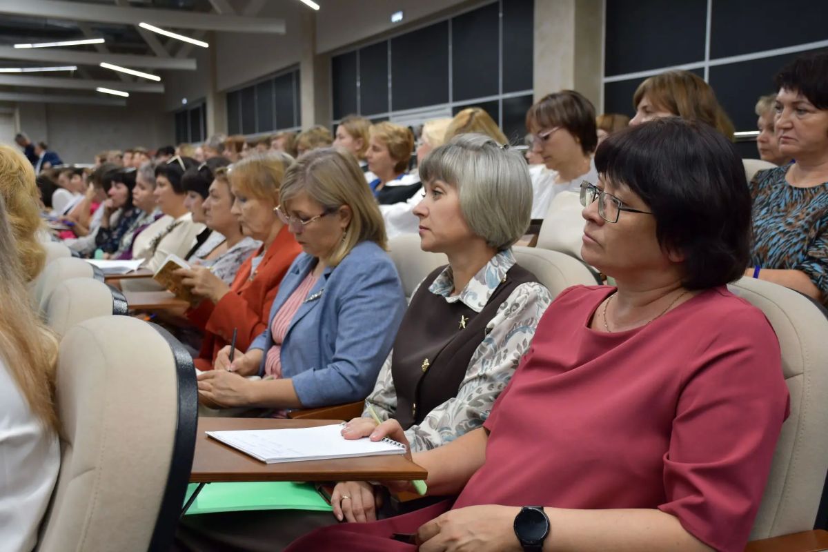 Участники областного августовского совещания поделились мнениями о том, что ждут от предстоящего учебного года Участники областного августовского совещания поделились мнениями о том, что ждут от предстоящего учебного года