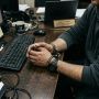Оперативники уличили айтишника в краже забытого в такси телефона и денег