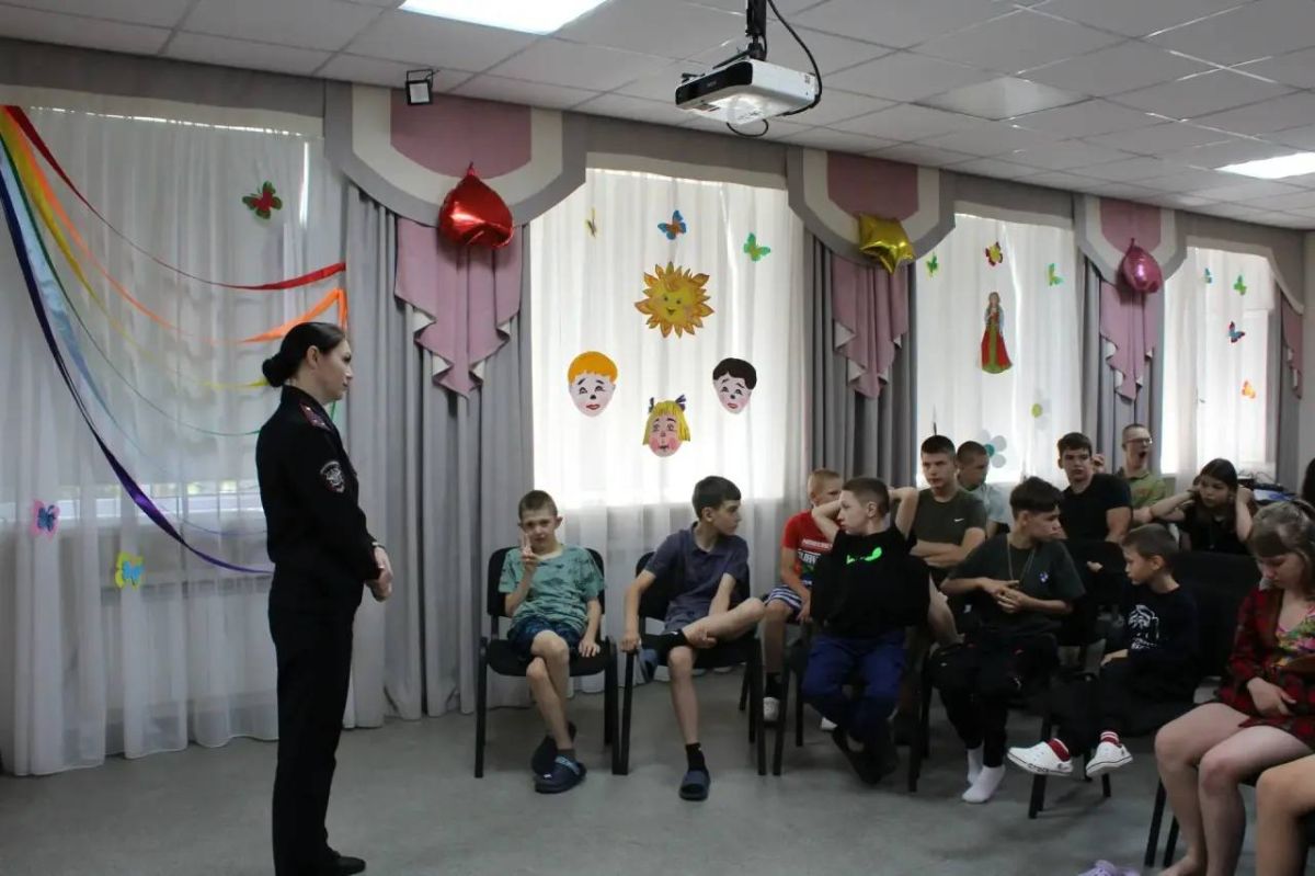 В Омске транспортные полицейские провели антинаркотическую беседу для воспитанников «Дома детства на Кордной» В Омске транспортные полицейские провели антинаркотическую беседу для воспитанников «Дома детства на Кордной»