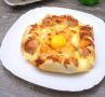 Сосиска в тесте — новый взгляд на классическую закуску с сырым желтком и тянущимся сыром