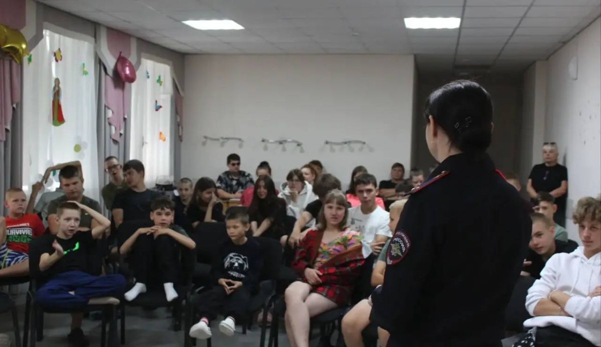 В Омске транспортные полицейские провели антинаркотическую беседу для воспитанников «Дома детства на Кордной» В Омске транспортные полицейские провели антинаркотическую беседу для воспитанников «Дома детства на Кордной»