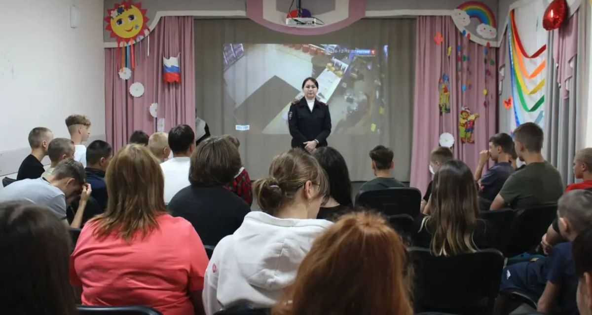 В Омске транспортные полицейские провели антинаркотическую беседу для воспитанников «Дома детства на Кордной» В Омске транспортные полицейские провели антинаркотическую беседу для воспитанников «Дома детства на Кордной»