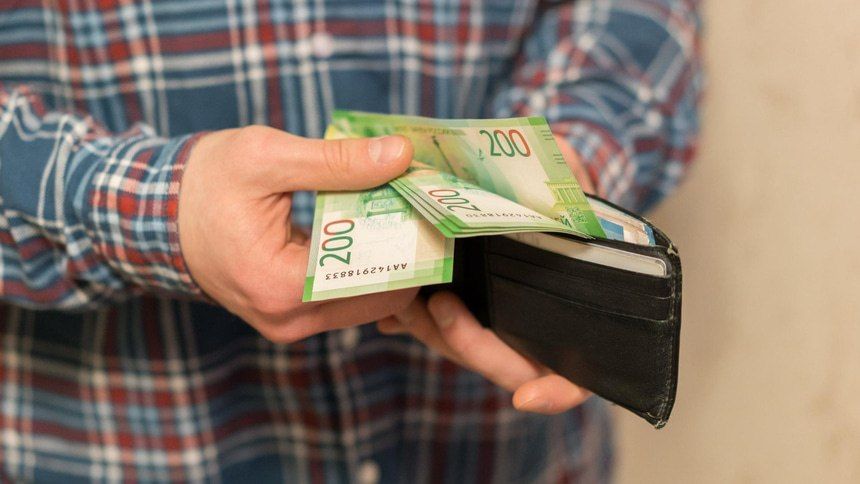 Стало известно, насколько выросли пенсии работающих омичей