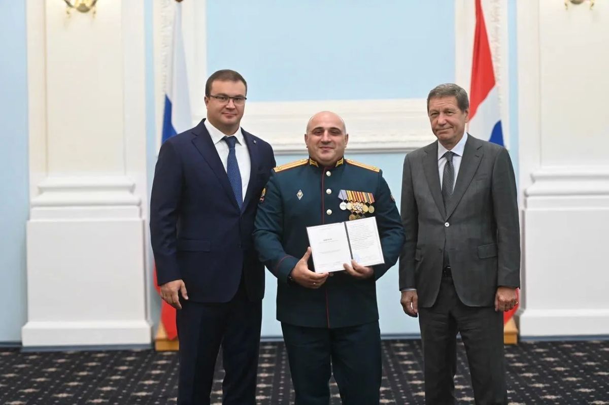 Губернатор Виталий Павлович Хоценко и почетный Президент Олимпийского комитета России Александр Жуков вручили участникам регионального кадрового проекта «ПРОдвижение ГЕРОЕВ» дипломы Губернатор Виталий Павлович Хоценко и почетный Президент Олимпийского комитета России Александр Жуков вручили участникам регионального кадрового проекта «ПРОдвижение ГЕРОЕВ» дипломы