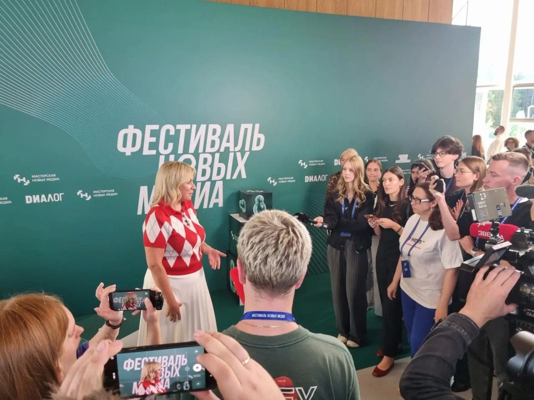 Фестиваль новых медиа в Сенеже: синтез, единство и большая живая матрёшка Фестиваль новых медиа в Сенеже: синтез, единство и большая живая матрёшка