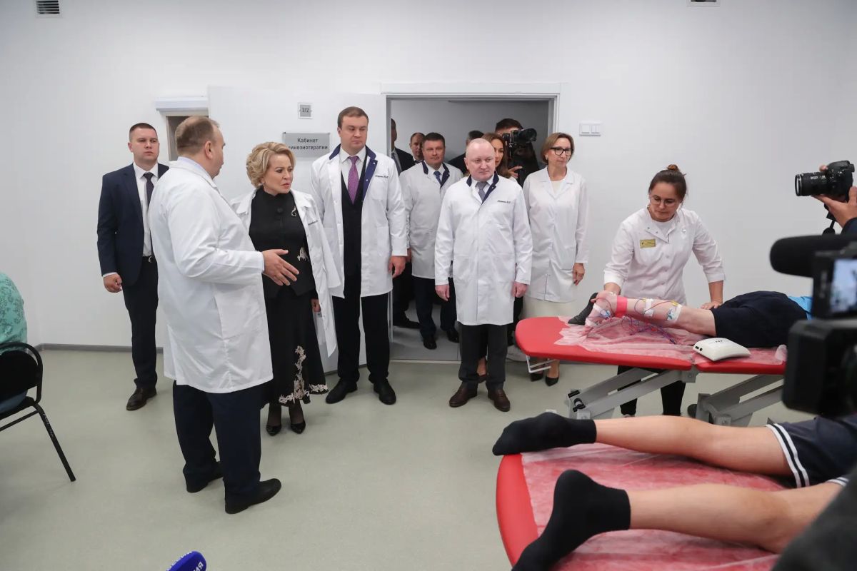 Валентина Матвиенко посетила в Омске Госпиталь для ветеранов войн и встретилась с участниками СВО Валентина Матвиенко посетила в Омске Госпиталь для ветеранов войн и встретилась с участниками СВО