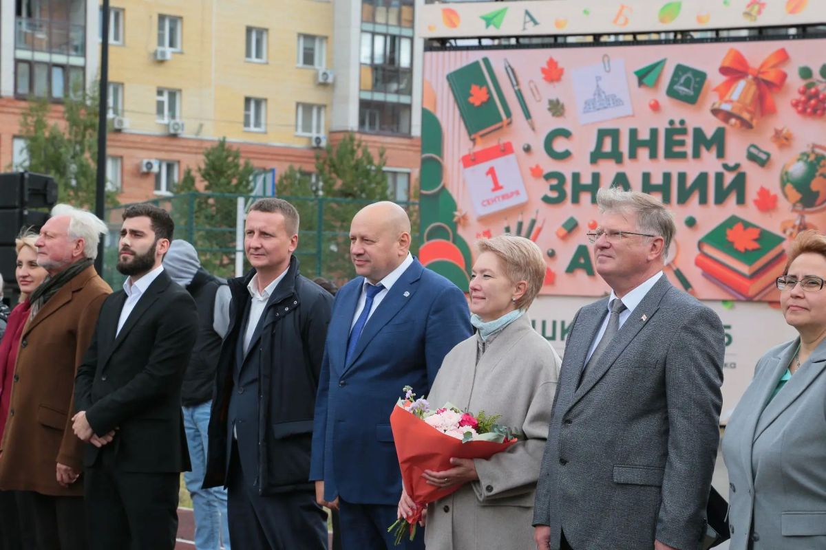 Сергей Шелест: В новой школе № 155, как и в любом большом образовательном учреждении 1 сентября проходит не одна торжественная линейка Сергей Шелест: В новой школе № 155, как и в любом большом образовательном учреждении 1 сентября проходит не одна торжественная линейка