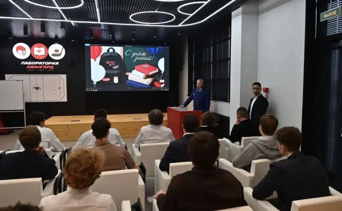 Прокурор Омской области Алексей Афанасьев посетил хоккейную академию "Авангард", а также юридический факультет Омского государственного университета им. Ф.М. Достоевского Прокурор Омской области Алексей Афанасьев посетил хоккейную академию "Авангард", а также юридический факультет Омского государственного университета им. Ф.М. Достоевского