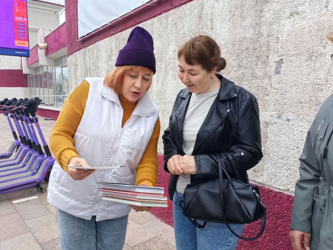 Омичи в День знаний приняли участие в интеллектуальном забеге «Бегущая книга», которую провела Омская областная библиотека для детей и юношества. В этом году Всероссийскую акцию приурочили к празднованию 225-летия со дня... Омичи в День знаний приняли участие в интеллектуальном забеге «Бегущая книга», которую провела Омская областная библиотека для детей и юношества. В этом году Всероссийскую акцию приурочили к празднованию 225-летия со дня...
