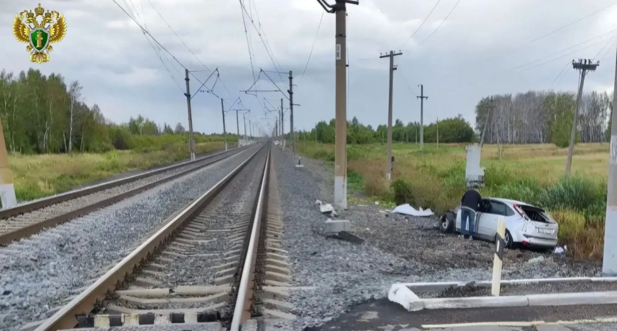В Омской области автомобиль столкнулся с грузовым поездом