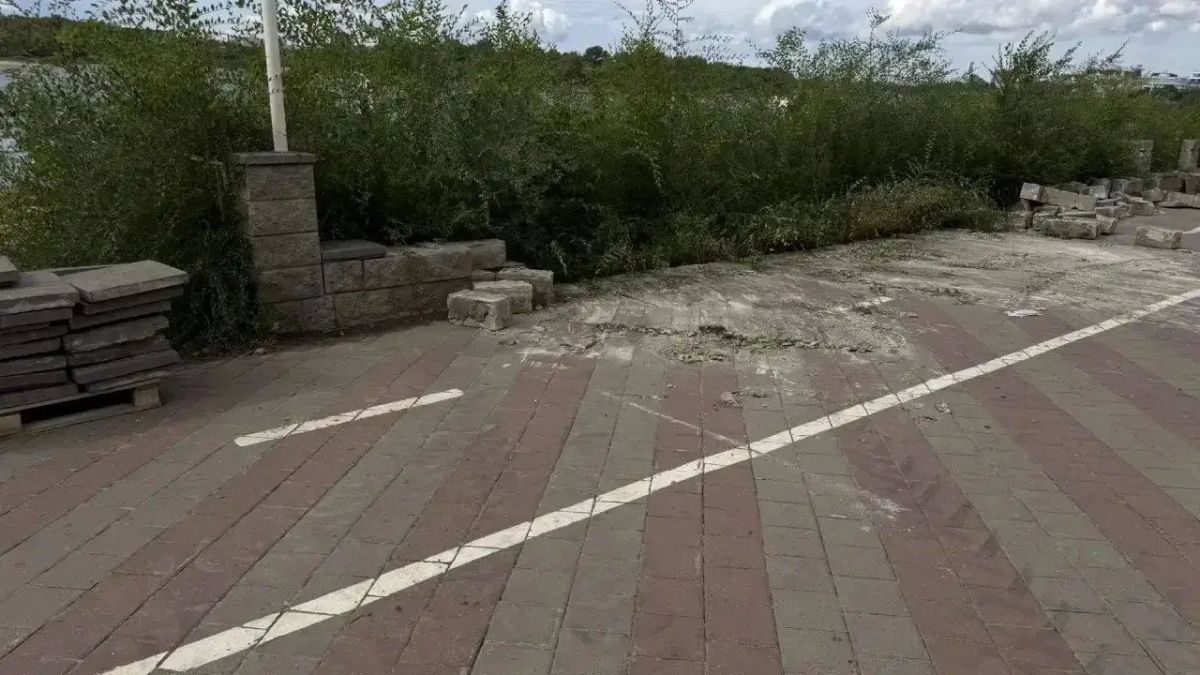 Участок Иртышской набережной перед рестораном "Сенкевич" благоустроят Участок Иртышской набережной перед рестораном "Сенкевич" благоустроят