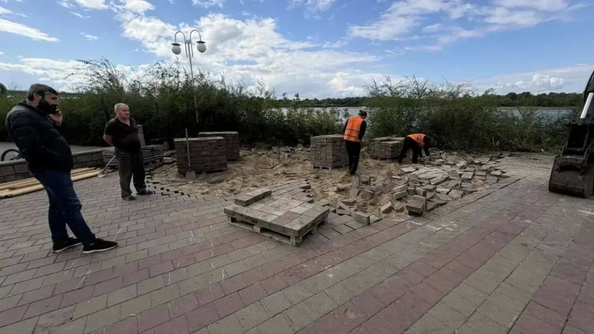 Участок Иртышской набережной перед рестораном "Сенкевич" благоустроят Участок Иртышской набережной перед рестораном "Сенкевич" благоустроят