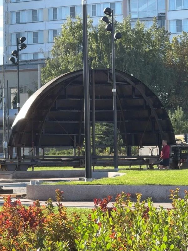 В Омске начали монтаж обновленного шара на площади Бухгольца В Омске начали монтаж обновленного шара на площади Бухгольца