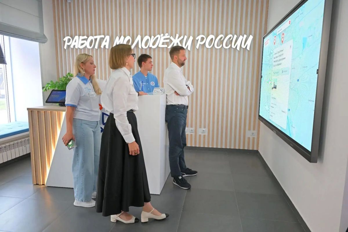Кадровый центр «Работа молодежи России» встретил представителя конкурсной комиссии «Семейная столица» не стандартной презентацией, а настоящим погружением в среду, где сегодняшние подростки и студенты находят свой путь Кадровый центр «Работа молодежи России» встретил представителя конкурсной комиссии «Семейная столица» не стандартной презентацией, а настоящим погружением в среду, где сегодняшние подростки и студенты находят свой путь