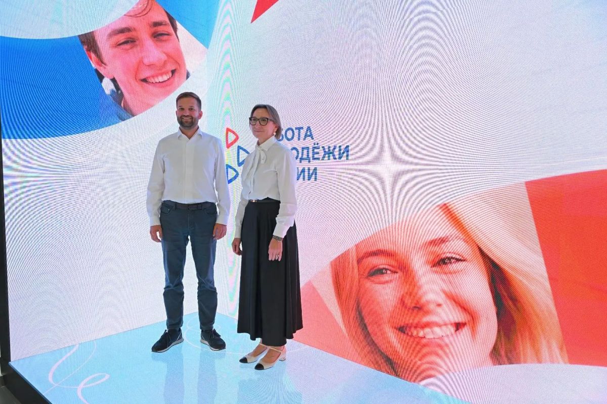 Кадровый центр «Работа молодежи России» встретил представителя конкурсной комиссии «Семейная столица» не стандартной презентацией, а настоящим погружением в среду, где сегодняшние подростки и студенты находят свой путь Кадровый центр «Работа молодежи России» встретил представителя конкурсной комиссии «Семейная столица» не стандартной презентацией, а настоящим погружением в среду, где сегодняшние подростки и студенты находят свой путь