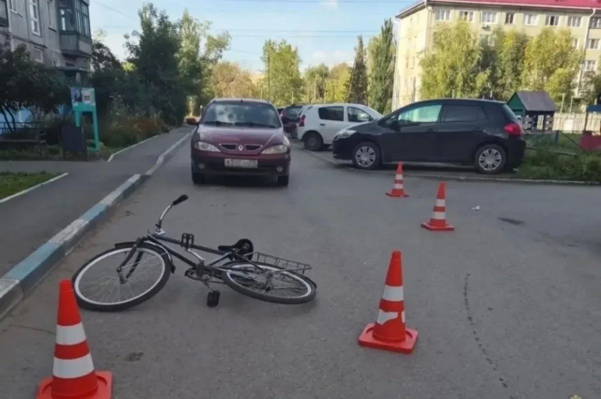 Водитель сбил детей на велосипеде во дворе Омска