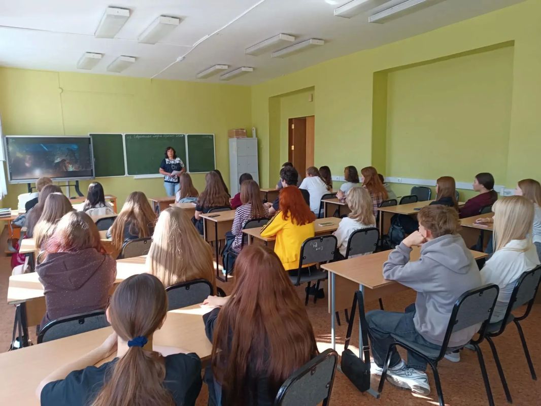 Сегодня во всех школах и учреждениях СПО прошли первые занятия обновленного курса внеурочной деятельности «Разговоры о важном» Сегодня во всех школах и учреждениях СПО прошли первые занятия обновленного курса внеурочной деятельности «Разговоры о важном»