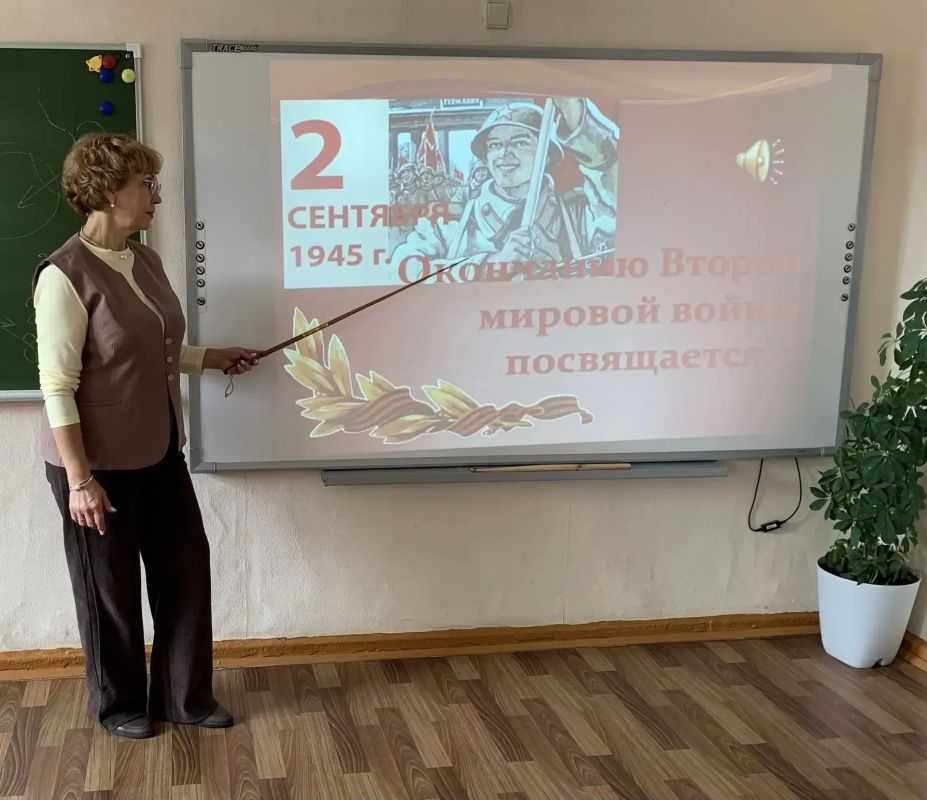 Сегодня во всех школах и учреждениях СПО прошли первые занятия обновленного курса внеурочной деятельности «Разговоры о важном» Сегодня во всех школах и учреждениях СПО прошли первые занятия обновленного курса внеурочной деятельности «Разговоры о важном»