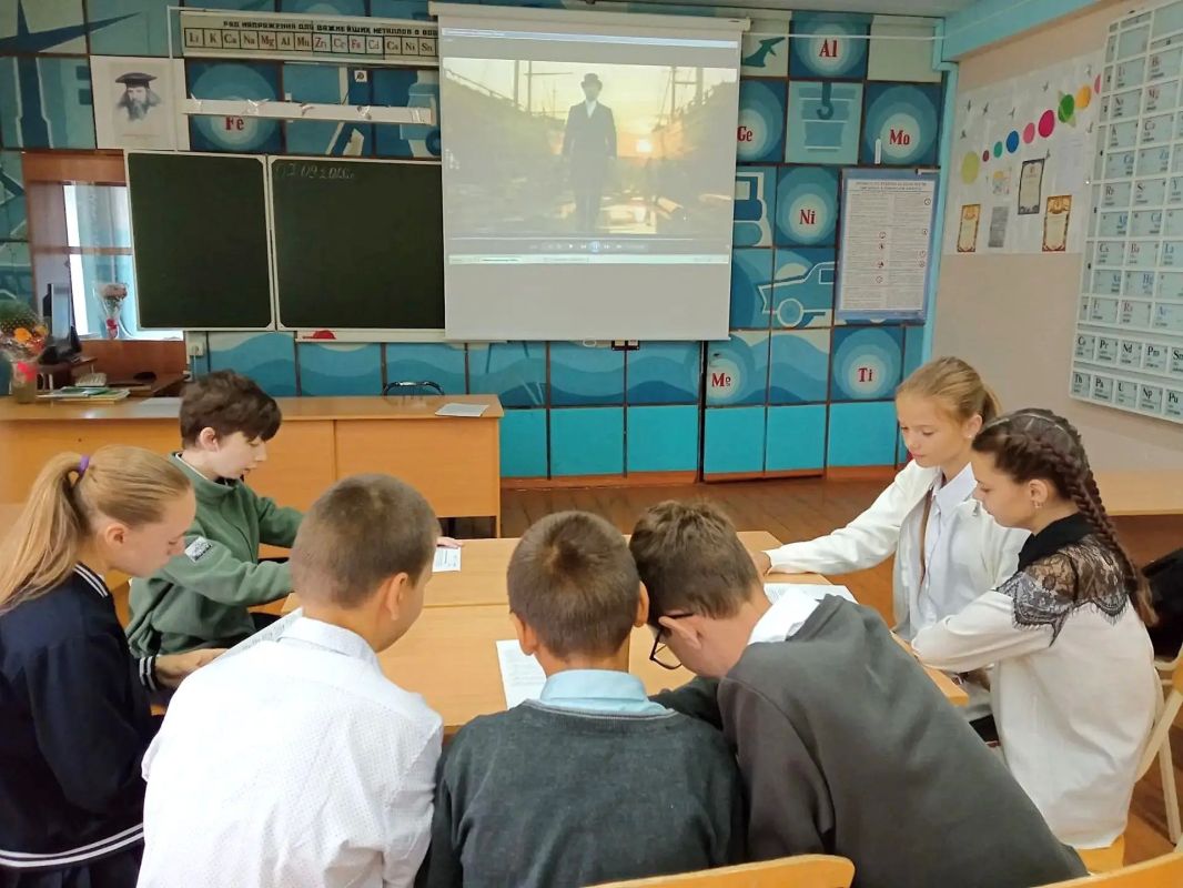 Сегодня во всех школах и учреждениях СПО прошли первые занятия обновленного курса внеурочной деятельности «Разговоры о важном» Сегодня во всех школах и учреждениях СПО прошли первые занятия обновленного курса внеурочной деятельности «Разговоры о важном»