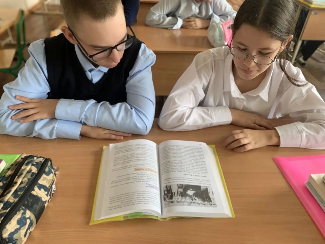 Сегодня во всех школах и учреждениях СПО прошли первые занятия обновленного курса внеурочной деятельности «Разговоры о важном»