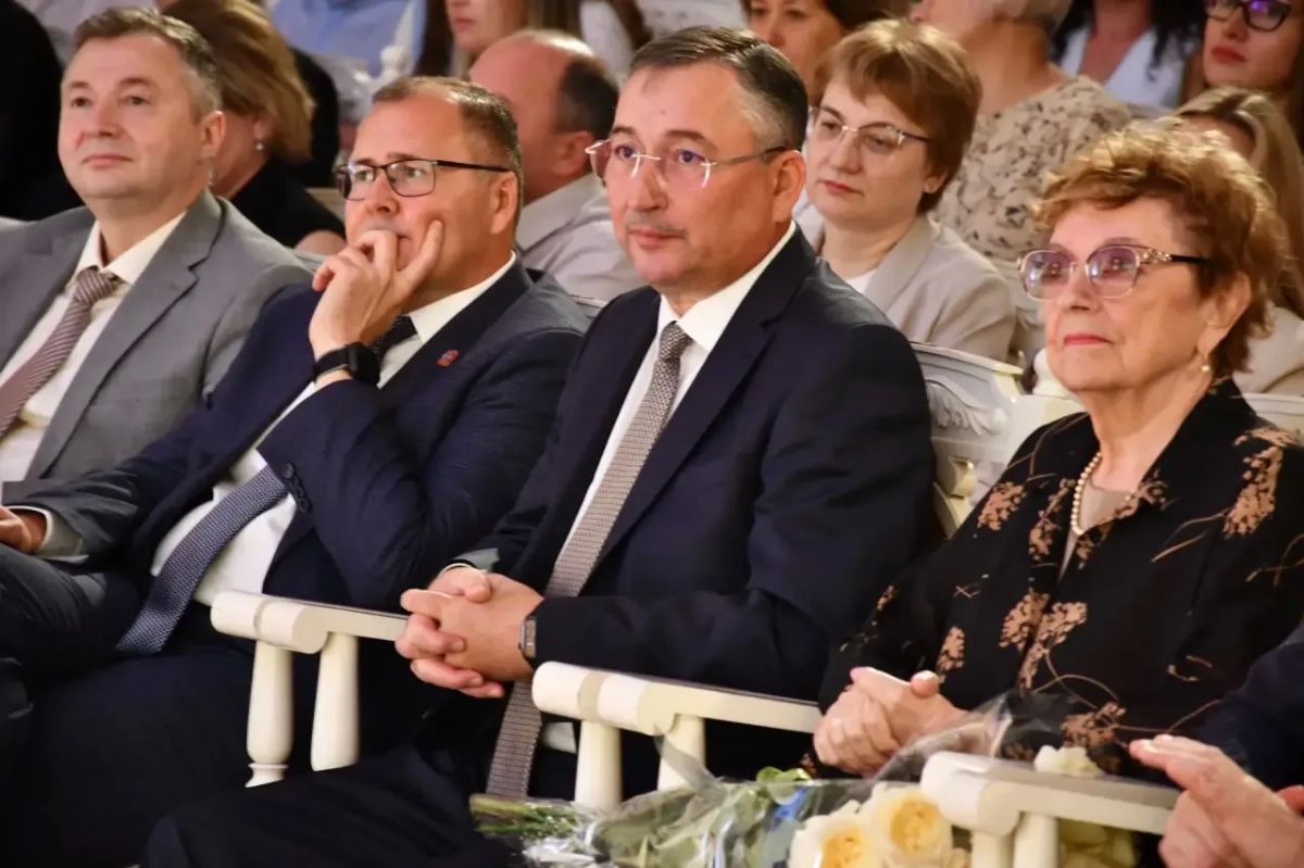 Павел Коренной вручил награды финансистам региона Павел Коренной вручил награды финансистам региона