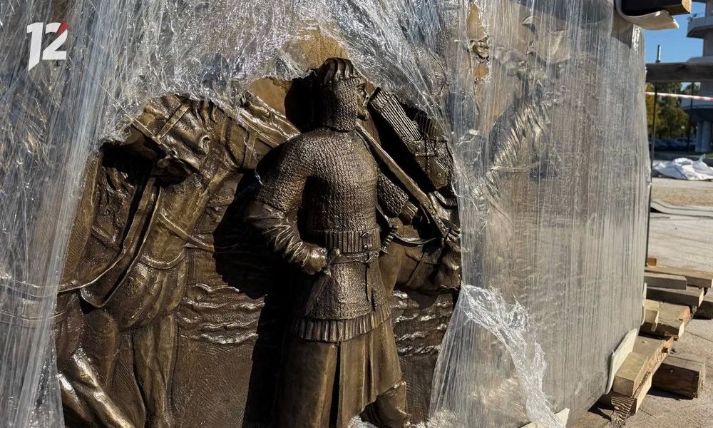 Бронзовые барельефы для «Державы» доставили в Омск Бронзовые барельефы для «Державы» доставили в Омск