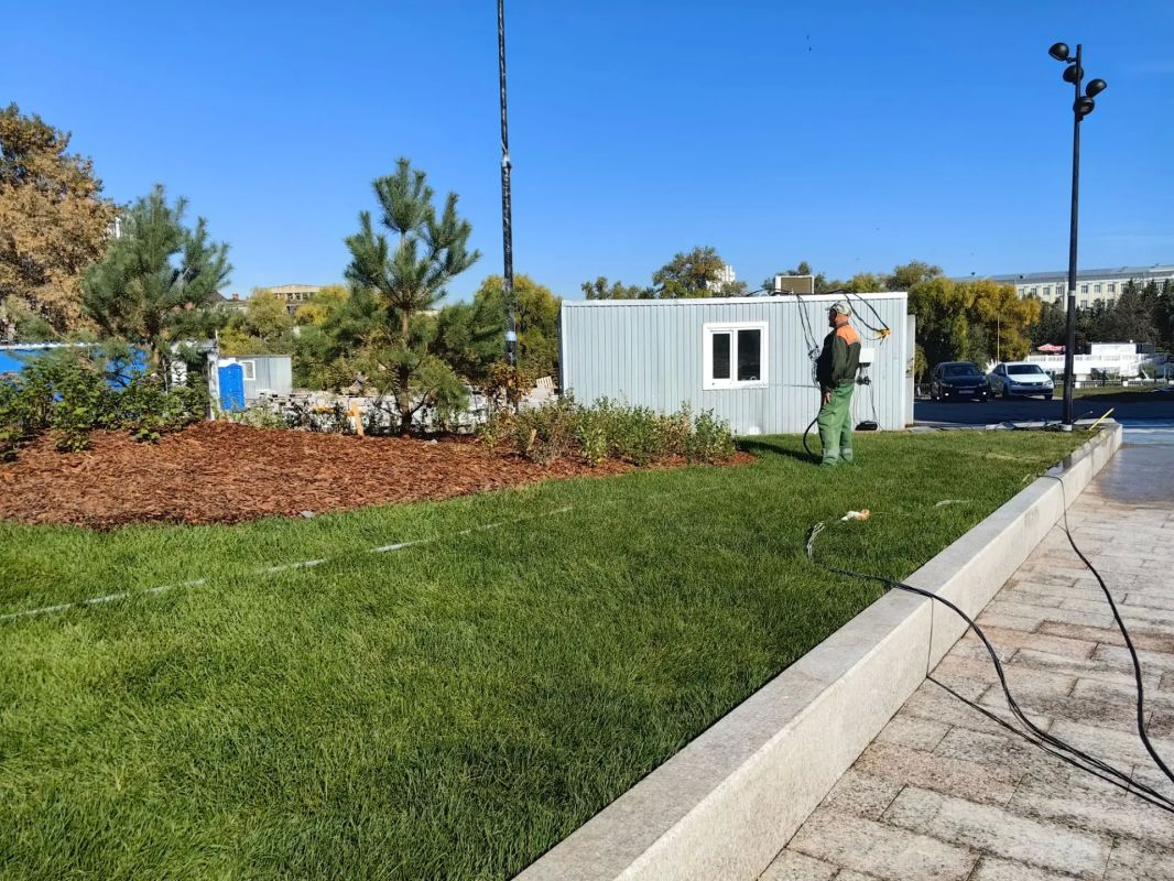 В Омск из Екатеринбурга привезли бронзовые горельефы для обновленной скульптуры шара «Держава» В Омск из Екатеринбурга привезли бронзовые горельефы для обновленной скульптуры шара «Держава»