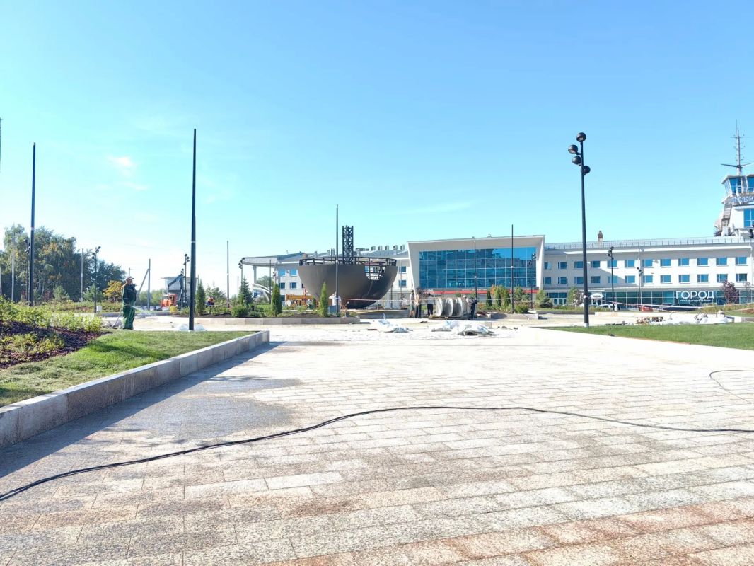 В Омск из Екатеринбурга привезли бронзовые горельефы для обновленной скульптуры шара «Держава» В Омск из Екатеринбурга привезли бронзовые горельефы для обновленной скульптуры шара «Держава»