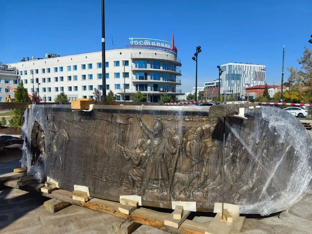 Бронзовые горельефы для обновлённой «Державы» уже в Омске Бронзовые горельефы для обновлённой «Державы» уже в Омске