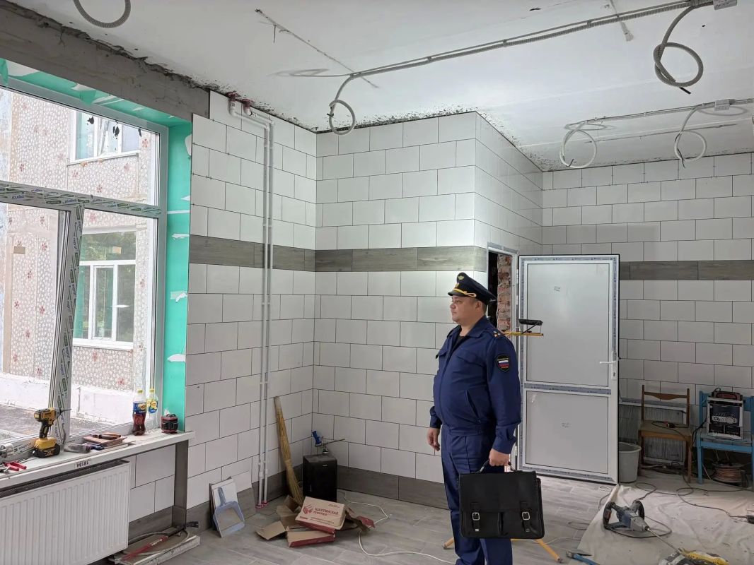 Прокурор Москаленского района Александр Лобищев проверил ход капитального ремонта детского сада «Солнышко» в с. Новоцарицыно
