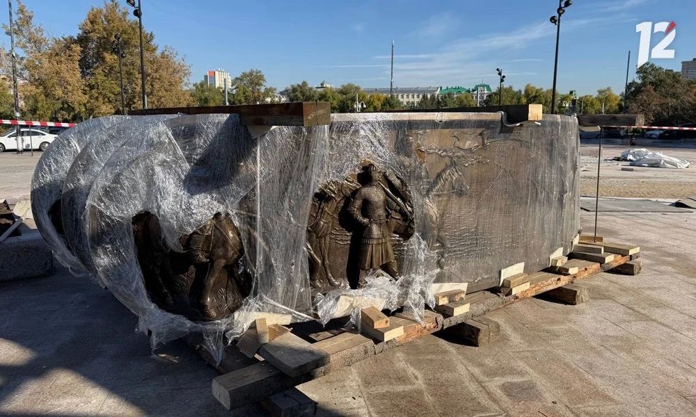 Бронзовые барельефы для «Державы» доставили в Омск Бронзовые барельефы для «Державы» доставили в Омск